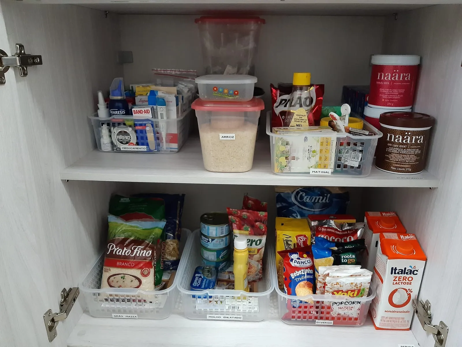 Armario de despensa con cestas transparentes etiquetadas que agrupan desayuno, conservas y productos de uso diario.