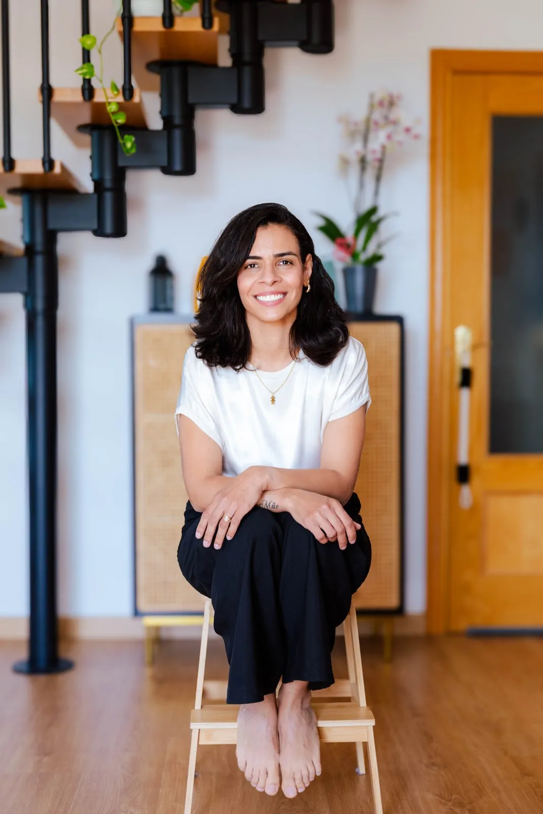 Cris Cabrera, organizadora profesional, en una vivienda durante un proyecto de organización.