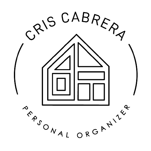 Logotipo de Cris Cabrera Personal Organizer: una casa formada por piezas de rompecabezas dentro de un sello circular.